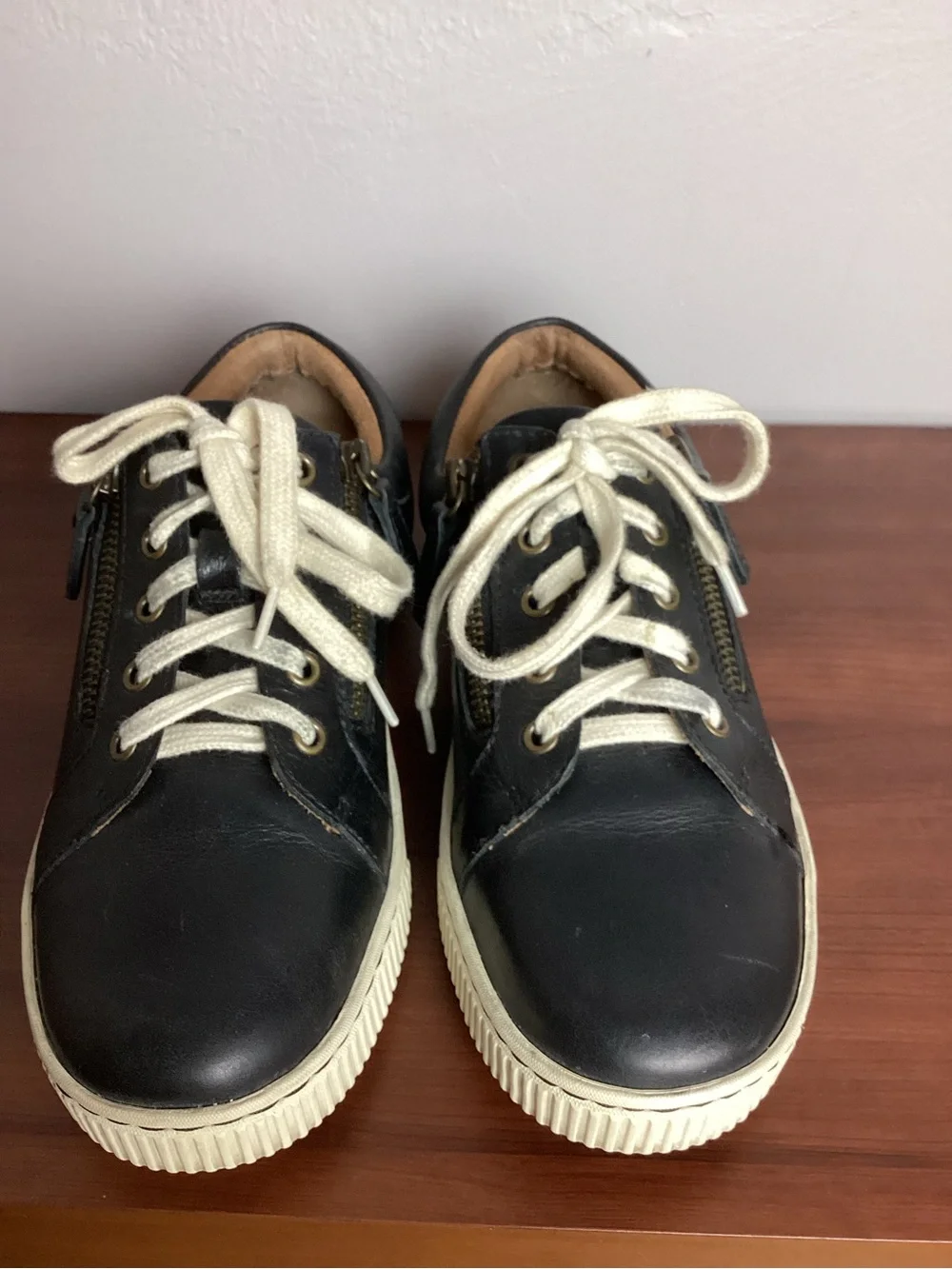 Women’s BORN Black Leather Casual Sneakers with Cream Sole Size 6.5M